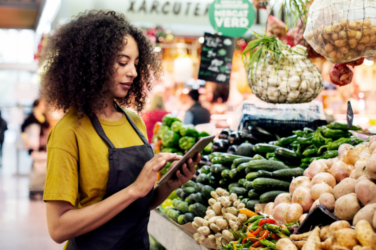 grocery-store-worker-featured